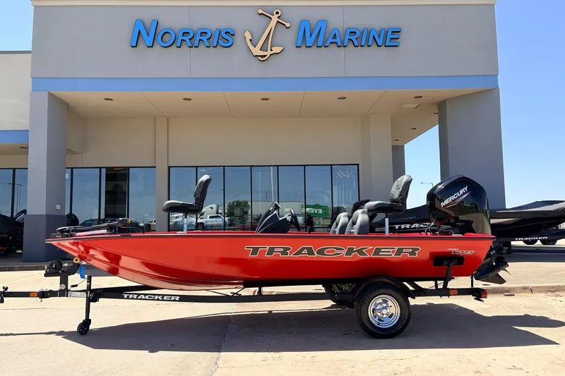 The Image of 2026 Tracker Pro Team 175 boat displayed at Norris Marine dealership. - 1