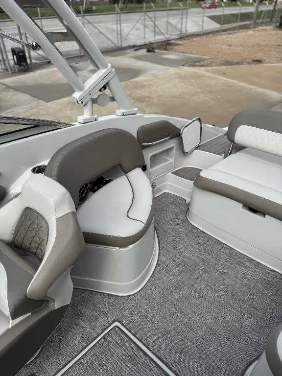 Slide: The Image of Crownline Boats Eclipse E255 2021 - 12