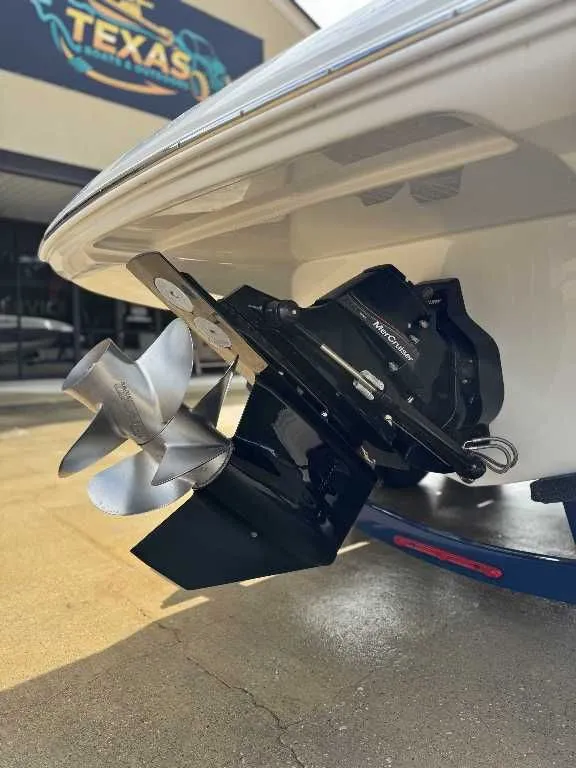 Slide: The Image of Crownline Boats Eclipse E255 2021 - 4