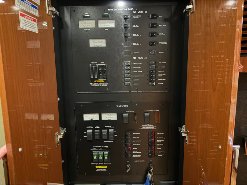 Slide: The Image of Main distribution panel of a 2015 Sea Ray Sundancer 510 yacht. - 23
