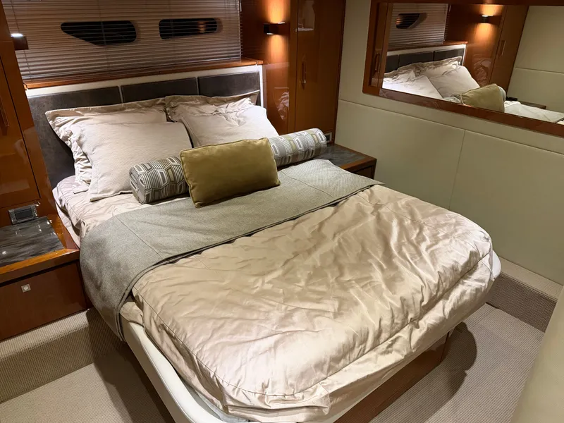 Slide: The Image of Luxurious bedroom in Sea Ray Sundancer 510 yacht, year 2015. - 29