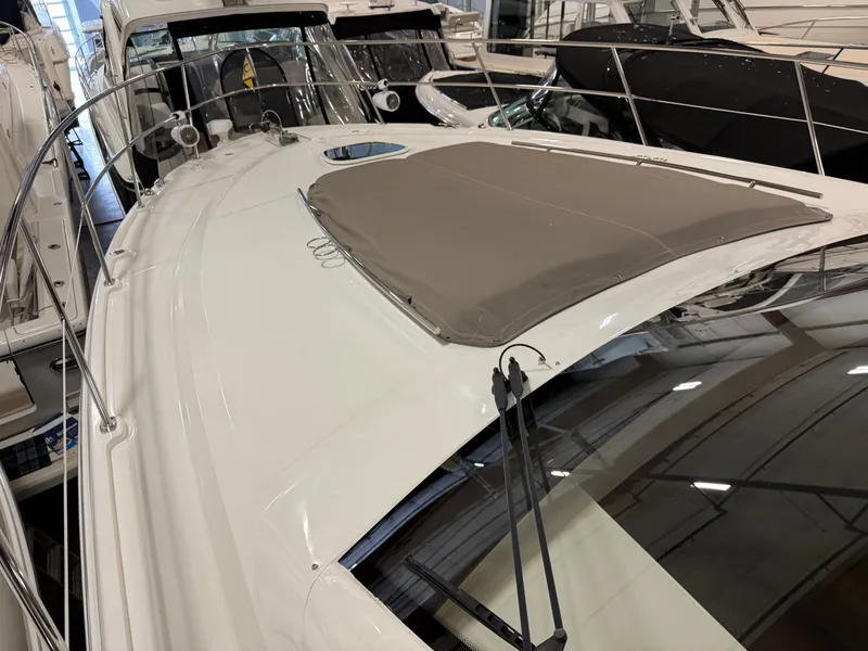 Slide: The Image of 2015 Sea Ray Sundancer 510 yacht displayed indoors. - 39