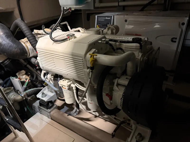 Slide: The Image of Engine room of a 2015 Sea Ray Sundancer 510 boat. - 43
