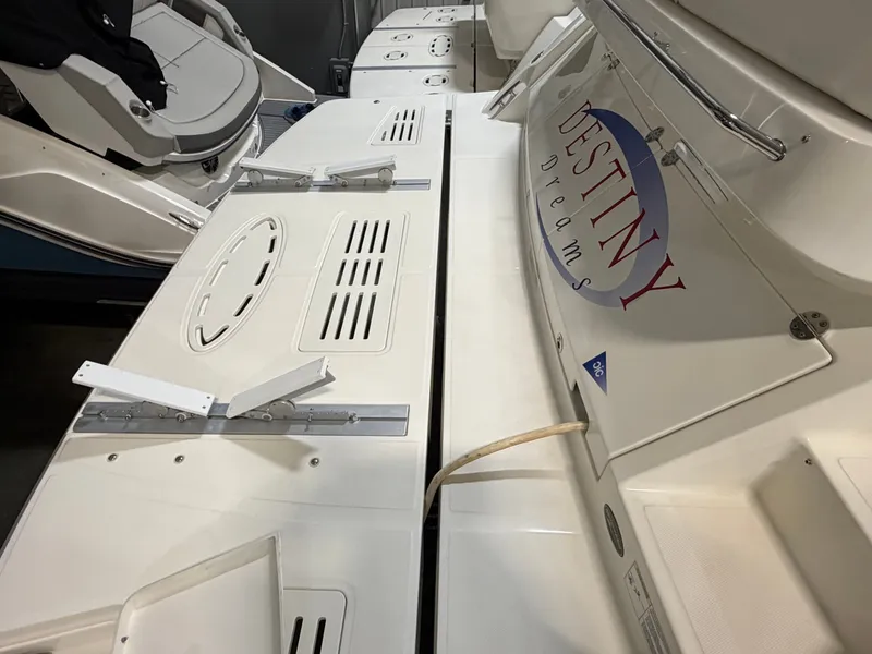 Slide: The Image of Rear view of a 2015 Sea Ray Sundancer 510 yacht. - 9