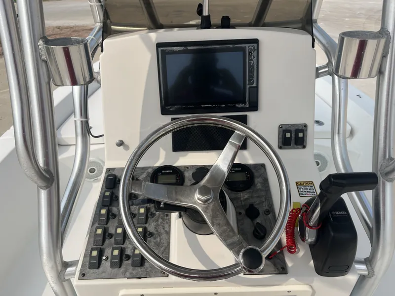 Slide: The Image of Console of a 2008 Pathfinder 2200 Tournament Edition boat. - 30