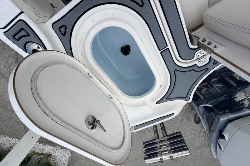 Slide: The Image of Livewell and seating area on 2021 Blue Wave 2800 Makaira boat. - 20