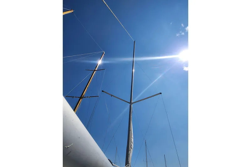 Slide: The Image of Mast of 2005 Hunter 27 sailboat against clear blue sky and bright sun. - 17