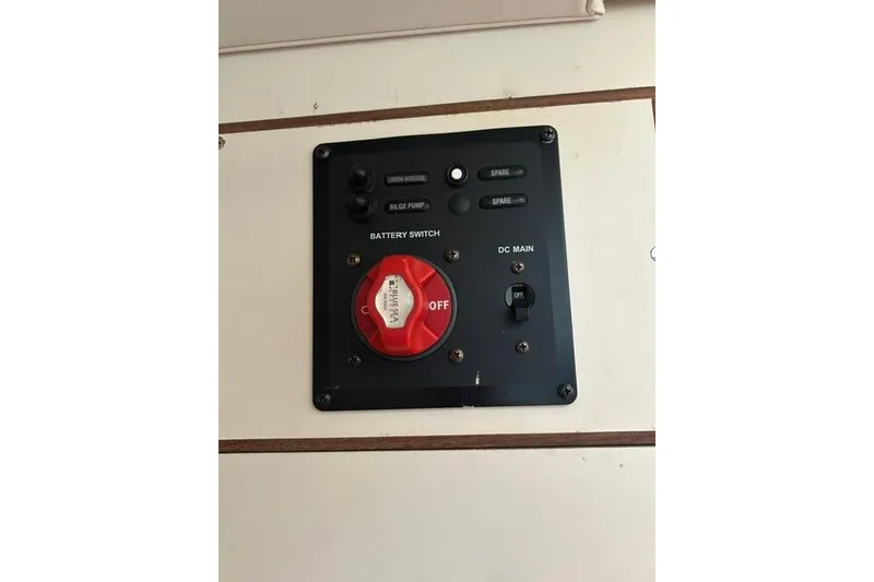 Slide: The Image of Control panel with battery switch on a 2005 Hunter 27 boat. - 24