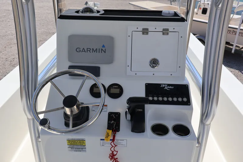 Slide: The Image of 2020 KenCraft F2460 BAY RIDER helm with Garmin device. - 17