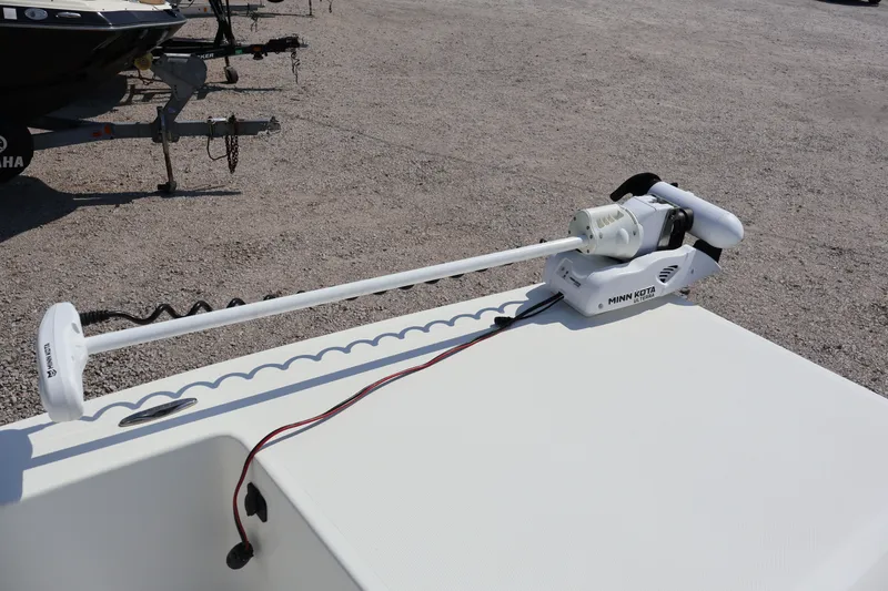 Slide: The Image of Minn Kota trolling motor on KenCraft F2460 BAY RIDER 2020. - 20
