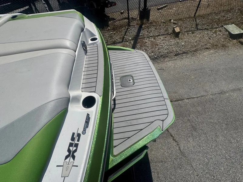 Slide: The Image of 2016 Axis T22 boat with green deck and gray upholstery. - 14