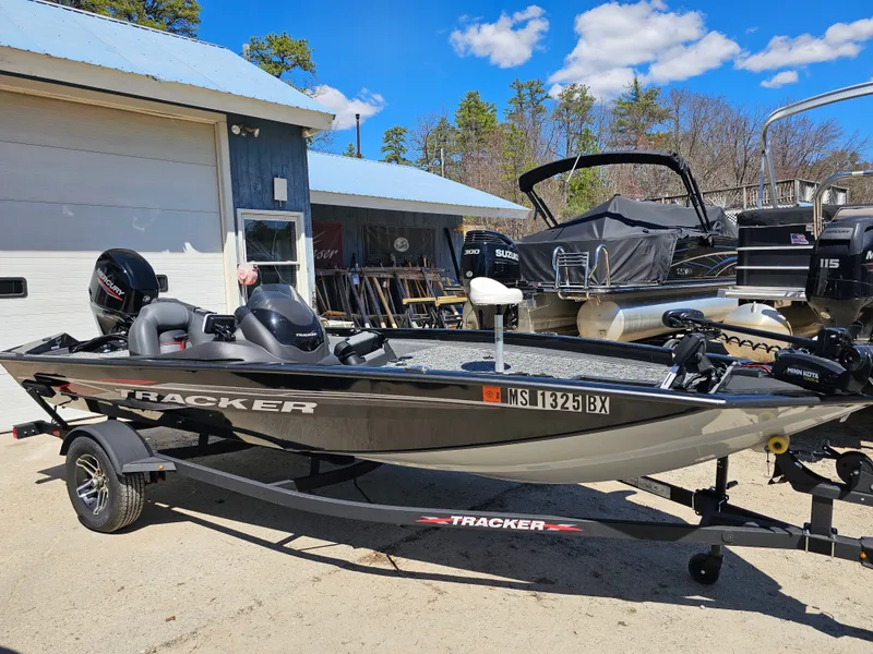 The Image of Tracker Proteam 175 2024 - 1