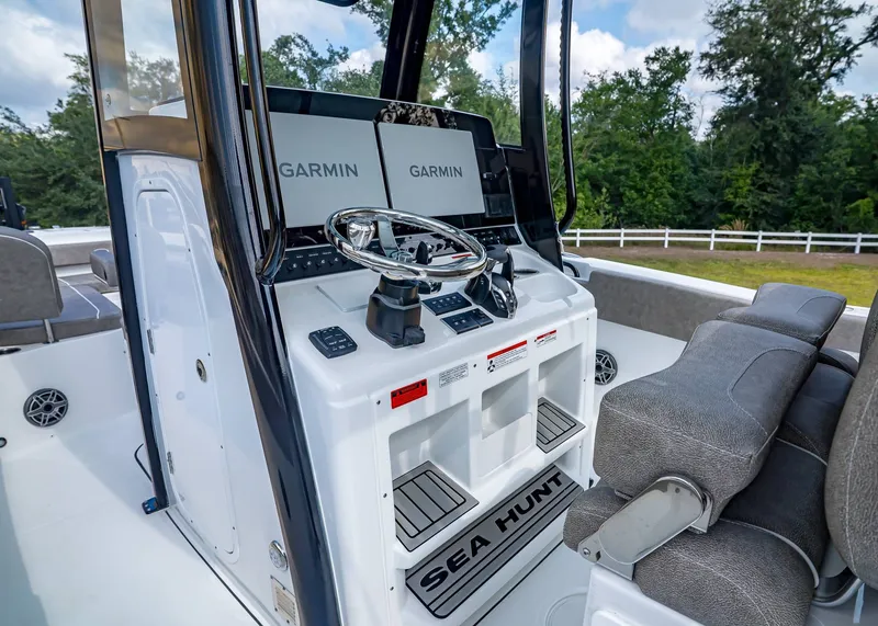 Slide: The Image of Interior of Sea Hunt ULTRA 285CB 2026 with Garmin displays. - 19