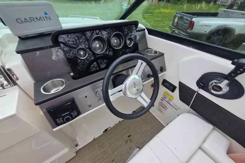 Slide: The Image of Cockpit of 2018 Sea Ray SDX 250 with Garmin navigation system and steering wheel. - 20