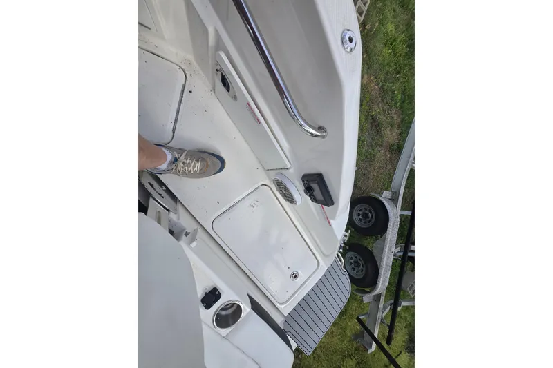 Slide: The Image of 2018 Sea Ray SDX 250 boat deck with foot and trailer visible. - 33