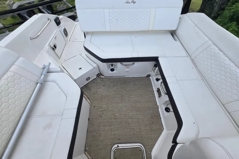 Slide: The Image of Manufacturer Provided Image: Top view schematic of a 2018 Sea Ray SDX 250 boat layout. - 43