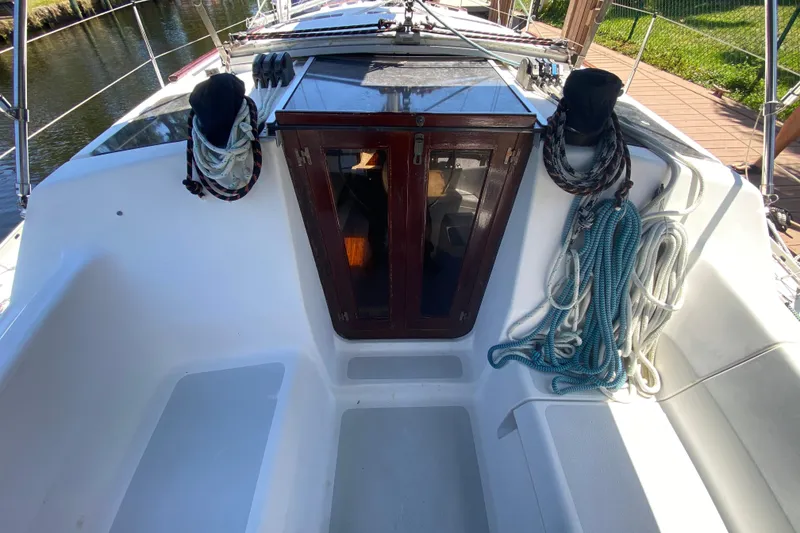 Slide: The Image of Cockpit of 1995 Hunter 33.5 sailboat with ropes and wooden hatch. - 21