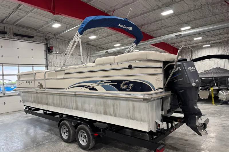 Slide: The Image of Pontoon boat G3 2006 with Yamaha 150 engine in indoor storage. - 3