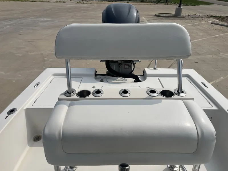 Slide: The Image of Pathfinder 2200 Tournament Edition 2008 boat rear with seating and motor. - 24