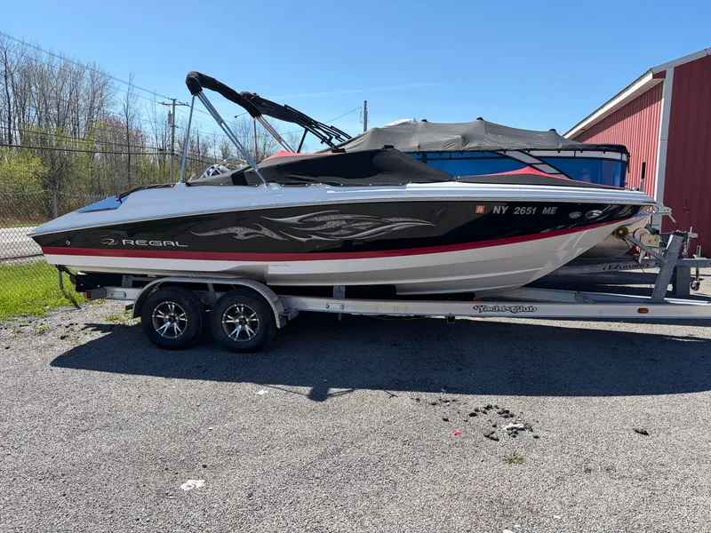 The Image of 2008 Regal 2200 Bowrider boat on trailer, side view. - 1