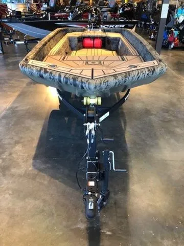 Slide: The Image of Grizzly G1650T DB 2026 boat on trailer in showroom. - 21