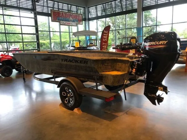 Slide: The Image of Grizzly G1650T DB boat 2026 in showroom with Mercury engine. - 22
