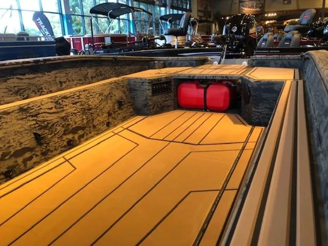 Slide: The Image of Interior of Grizzly G1650T DB boat, 2026 model, featuring red tank. - 28
