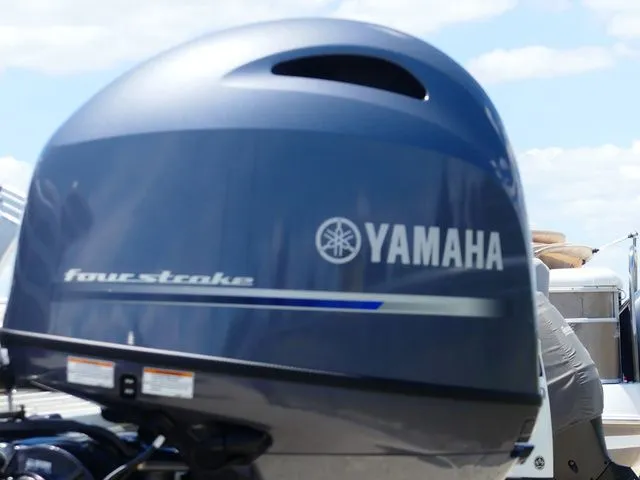Slide: The Image of Yamaha outboard motor on a 2026 G3 Suncatcher Select 20RC boat. - 5