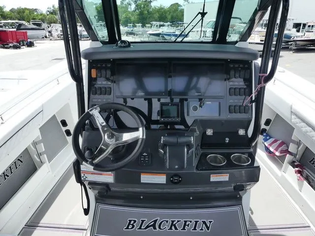 Slide: The Image of Blackfin 302 CC 2022 - 10