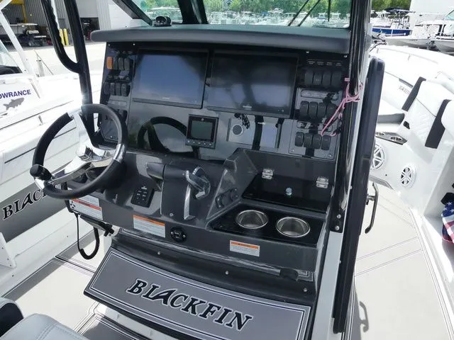 Slide: The Image of Blackfin 302 CC 2022 - 9