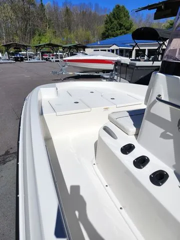 Slide: The Image of Bayliner F16 2018 - 5