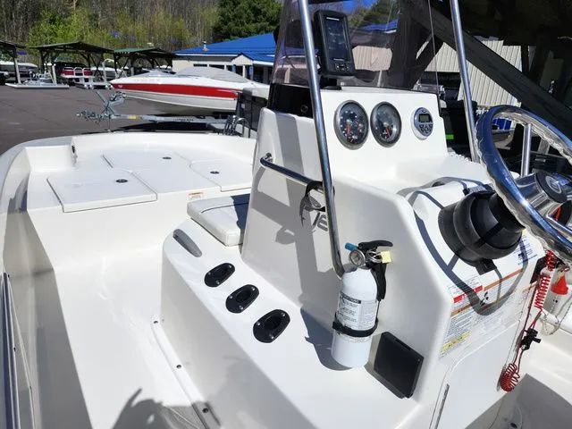 Slide: The Image of Bayliner F16 2018 - 7