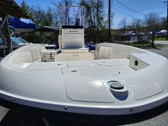 Slide: The Image of Bayliner F16 2018 - 9