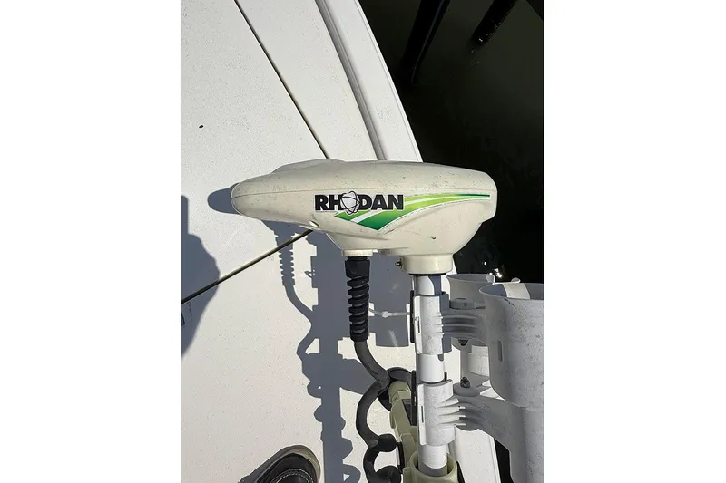 Slide: The Image of Rhodan trolling motor on 2020 Pathfinder 2500 Hybrid boat deck. - 18