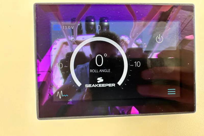Slide: The Image of Seakeeper display showing 0° roll angle on 2018 Scout 355 LXF boat. - 49