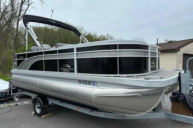 The Image of 2020 Bennington 20 SSNPX pontoon boat with VMAX 90 SHO engine on trailer. - 0