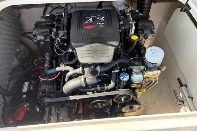 Slide: The Image of Engine compartment of a 2008 Tahoe Q6 SF boat. - 5