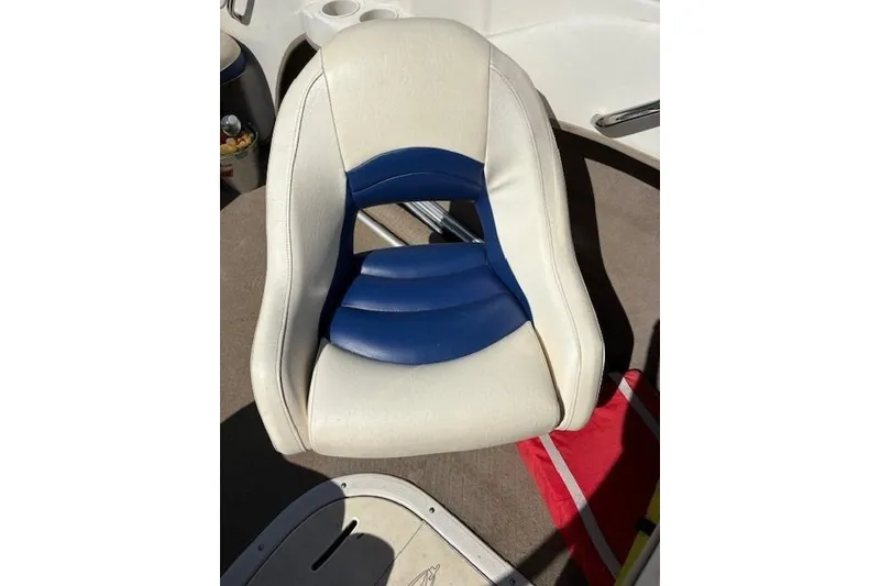 Slide: The Image of White and blue boat seat on a 2008 Tahoe Q6 SF. - 8
