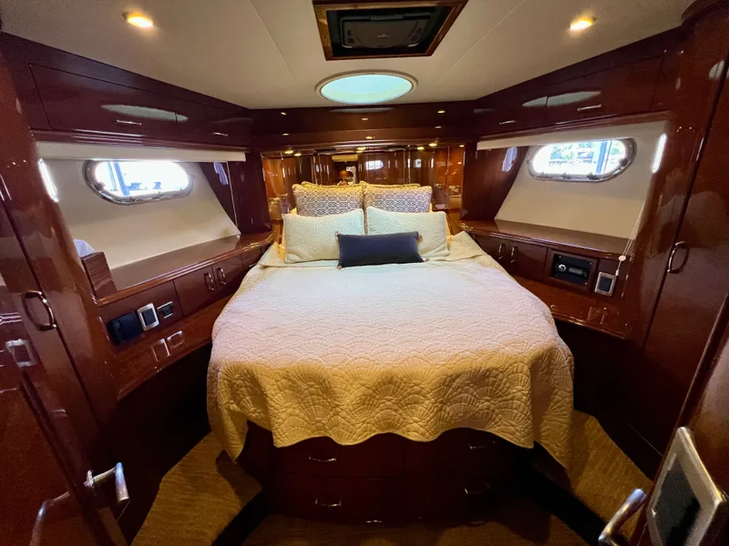 Slide: The Image of Luxurious bedroom in 2005 Marquis 59 yacht. - 31