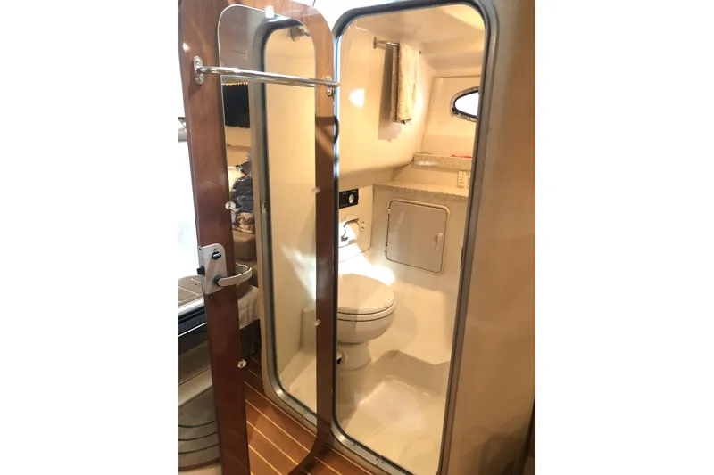 Slide: The Image of Freshwater 2007 Regal 3350 Sport Cruiser interior - 39
