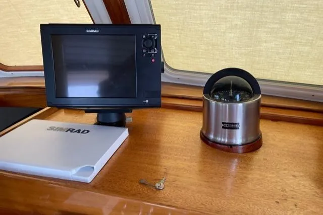 Slide: The Image of Navigation system and compass on 1988 Holland Wesmac-Foley Flybridge Cruiser. - 16