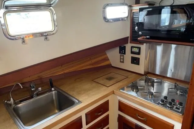 Slide: The Image of Kitchen area of the 1988 Holland Wesmac-Foley Flybridge Cruiser. - 29