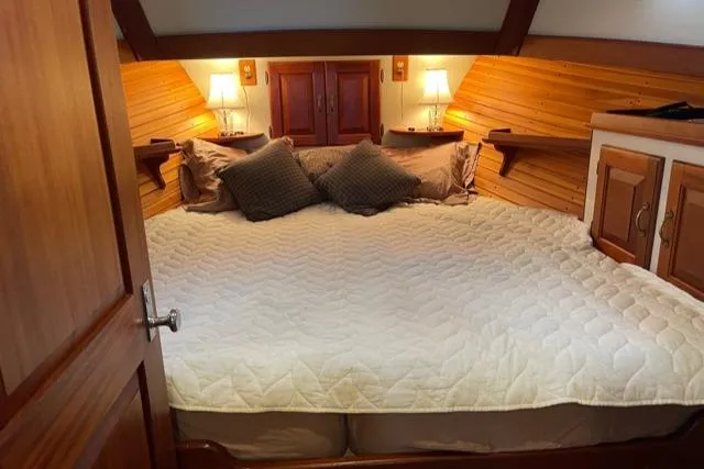 Slide: The Image of Cozy bedroom on 1988 Holland Wesmac-Foley Flybridge Cruiser. - 38