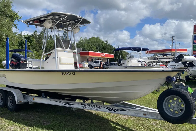 The Image of 1999 Pathfinder 2200 Tournament Edition boat on trailer, parked outdoors. - 1