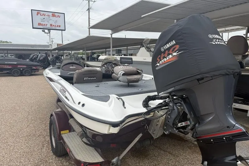 Slide: The Image of 2005 Triton TR-196 boat with Yamaha engine at Fun-N-Sun Boat Sales. - 13