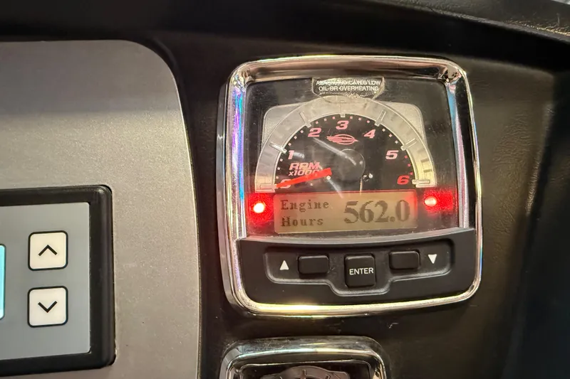 Slide: The Image of Dashboard of 2009 Chaparral Sunesta 224 Xtreme showing 562 engine hours. - 11