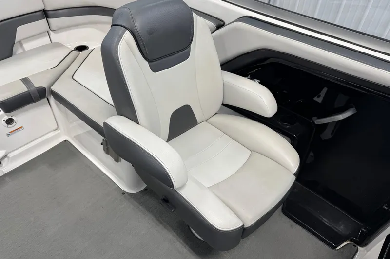 Slide: The Image of Captain's seat in 2017 Yamaha Boats SX240 HO, featuring sleek design and comfortable upholstery. - 9