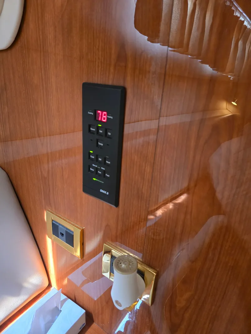 Slide: The Image of Interior of 1998 Sea Ray 450 Sundancer with temperature display. - 19