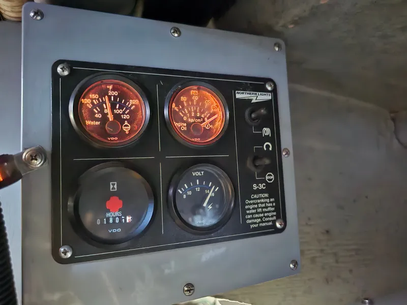 Slide: The Image of Dashboard of a 1998 Sea Ray 450 Sundancer boat. - 34