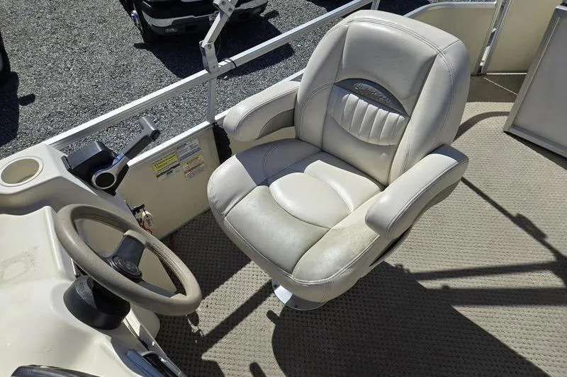 Slide: The Image of Captain's chair and steering wheel on a 2008 Sweetwater 2386RE boat. - 12